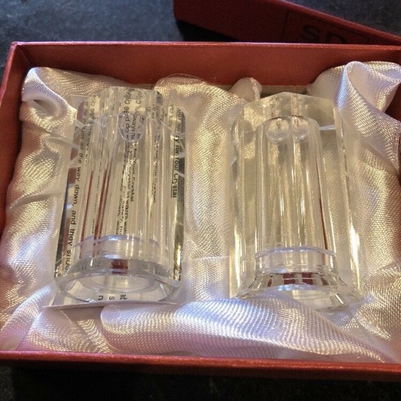 New in Box Simon Design Salt and Pepper shakers - Picture 6 of 6